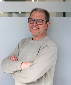 Antonio Fernández, técnico dedicado a gestionar la documentación legal de bajas de vehículos en Ciudad Real
